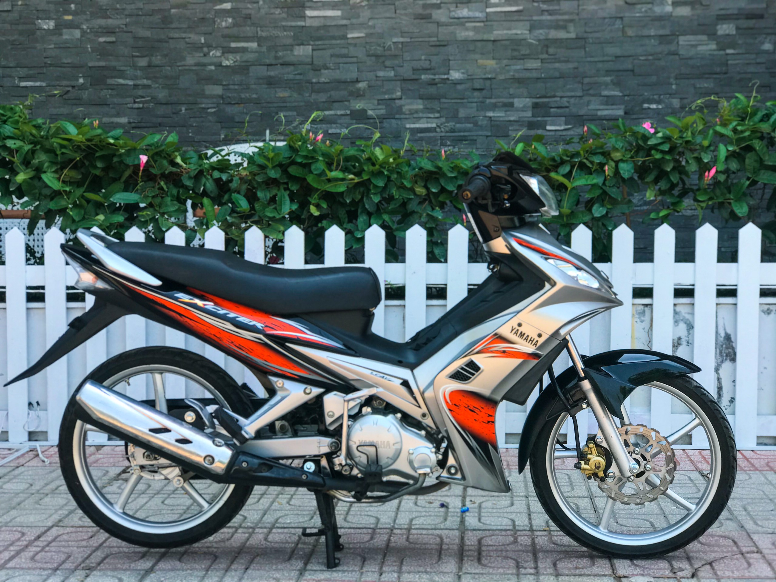 Mua xe côn tay 150 cc chọn Yamaha XSR 155 hay Honda CB150R 
